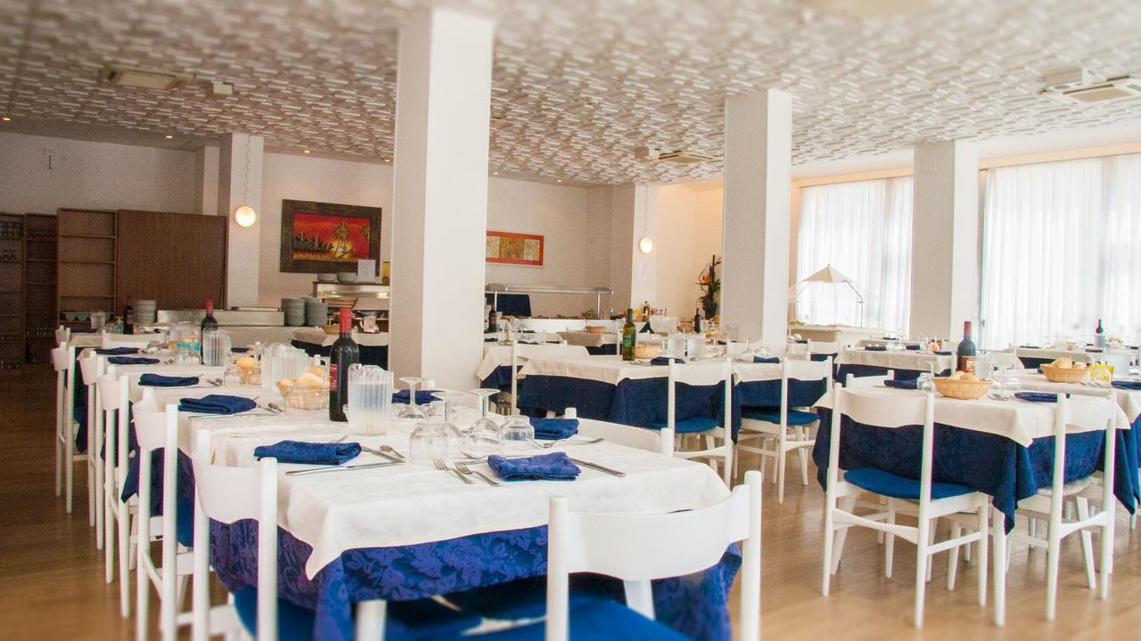 Hotel Raffaello Cesenatico Exterior photo